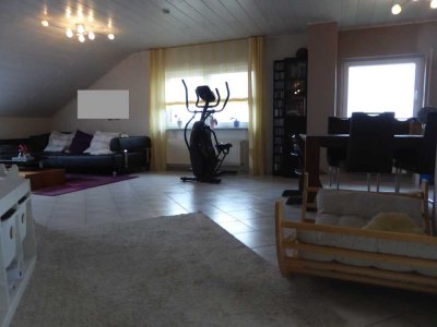 Geräumige Dachgeschosswohung mit Balkon und Stellplatz