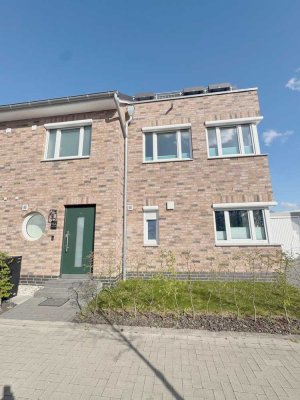 Moderne Doppelhaushälfte mit Garten, Küche und Garage in Alt-Osterholz