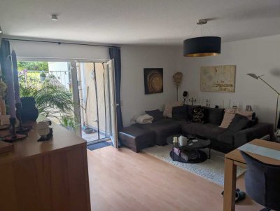 Helle Souterrainwohnung mit großen Fenstern