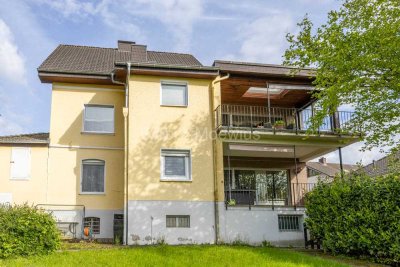Zweifamilienhaus mit Garten, Loggia und 2 Garagen + Stellplätze