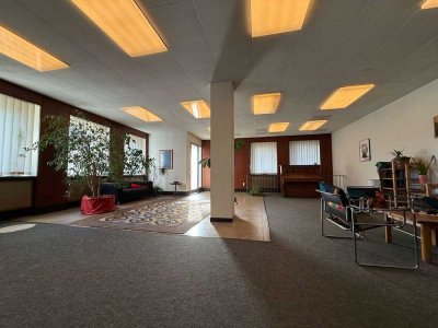 Großzügige Erdgeschosswohnung mit vielfältigen Nutzungsmöglichkeiten in Neckarau