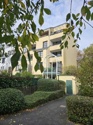 Erstbezug nach umfassender Modernisierung. Teilmöblierte 2-Zimmer-Wohnung mit Einbauküche und Balkon