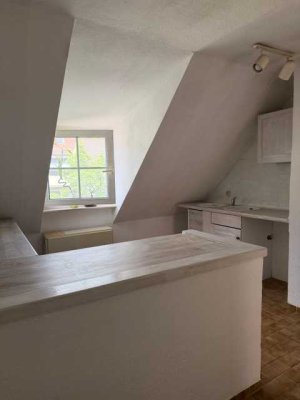 2-Zimmer-Dachgeschosswohnung mit Einbauküche, nahe Hauptbahnhof