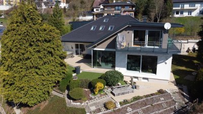 Sensationelle, äußerst gemütliche Dachgeschosswohnung in absoluter Ruhelage im Villenviertel von Gmunden!