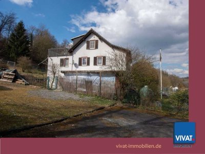 Für Kapitalanleger oder zur späteren Eigennutzung: EFH mit viel Charme & großem Garten am Waldrand.