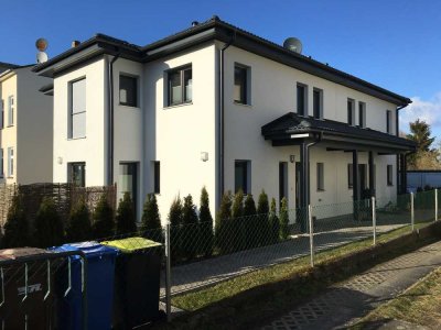 Moderne Doppelhaushälfte mit Einbauküche, Wohnraumlüftung und Doppelgarage in Rostock-Gehlsdorf