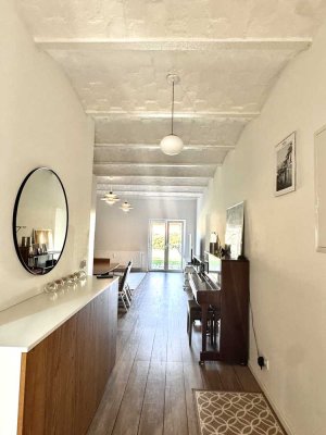 Terrasse und Garten: 3 Zimmer-Wohnung mit hochwertiger Küche und viel Grün