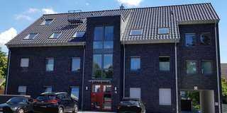Moderne und helle Dachgeschosswohnung mit großer Dachterrasse und Stellplatz