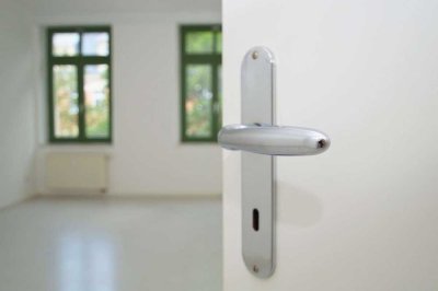 Neuer Fußboden möglich: einzigartige 3-Zimmerwohnung mit Dusche + Badewanne!