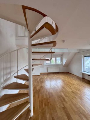 Lichtdurchflutete Maisonette-Dachgeschosswohnung mit Glasboden, Balkon und traumhaftem Ausblick