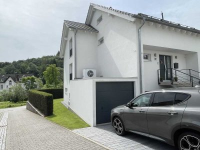 Moderne, neuwertige DHH (Effizienzklasse A) mit Einliegerwohnung - provisionsfrei