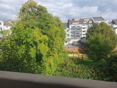 Frisch sanierte, helle 2 Zimmer Altbauwohnung mit Balkon und Wohnküche