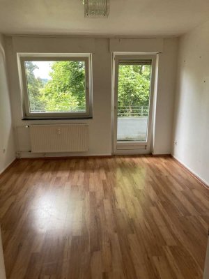 helle und schöne 3 Zimmer Wohnung mit Balkon