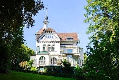 Schicke Fabrikanten-Villa mit Tennisplatz und 6000 q.m. Garten. 10ZM