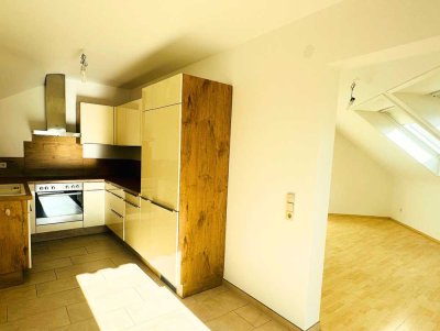 CITY FEELING -Helle 2-Zimmer-Dachgeschosswohnung mit Einbauküche, Balkon und Tiefgarage nähe BHF