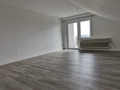 Gemütliche 2-Zimmer-Dachgeschosswohnung mit Balkon und EBK in Rechberghausen