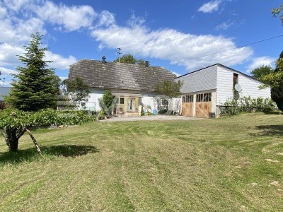 Charmantes Wohnhaus mit herrlichem Garten und Halle!