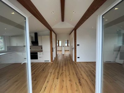 Geschmackvolle, neuwertige 2,5-Zimmer-Dachgeschosswohnung mit geh. Innenausstattung mit EBK