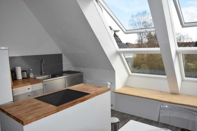Schöne, helle, voll renovierte Dachgeschosswohnung m. EBK + Sauna