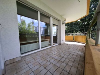 GROSSER BALKON MIT BLICK INS GRÜNE