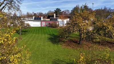 Exklusives Anwesen mit Wintergarten und naturnah gestaltetem Schwimmteich