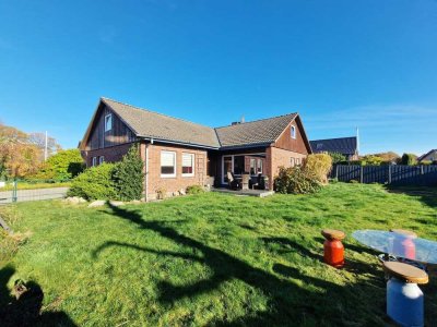 teilmodernisiertes Einfamilienhaus mit ca. 700 m² Grundstück in Heide