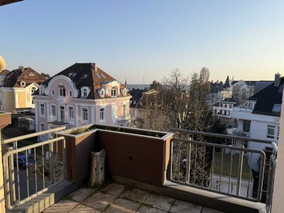 IHR GEBOT ENTSCHEIDET! Gelegenheit in Toplage! Renovierungsbedürftige 2 ZKB, 85m², Aussichtsbalkon