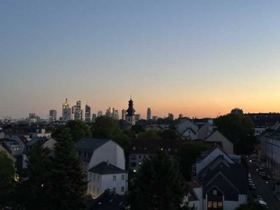 Frankfurt-Bornheim: Rarität: 3-Zimmer-Penthouse-Wohnung  mit 3 Balkonen, Lift und Garage