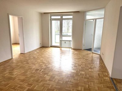 PARKETT + 2 Bäder hat nicht jeder * Hochparterre mit Balkon * FRISCH RENOVIERT * Grüne UNI Lage