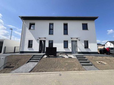 Zuhause ankommen – Neubau-Doppelhaushälfte in Borna mit Garten und Charme