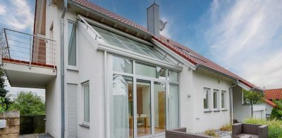 Modernes Wohnen mit Weitblick – Einfamilienhaus mit Designküche, Wintergarten und Raumvielfalt