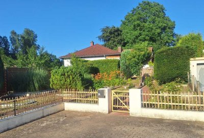 Vollständig renovierte EG-Wohnung mit fünf Zimmern, Terrasse, Garten