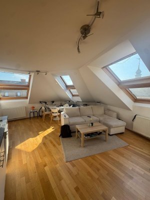Helle Dachgeschoss-Garçonnière in Top-Lage