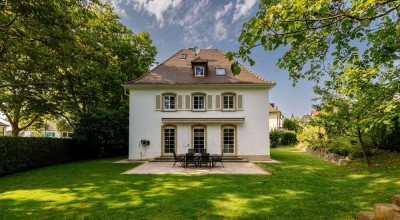 Im Bieterverfahren: Herrliche, freistehende Stadtvilla mit großem Garten im idyllischen Herdern