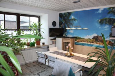 Einfamilienhaus in Küps mit großzügigem Grundstück, vier Garagen und zwei Hallen