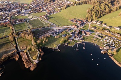 Seedomizil in Bestlage am Obertrumer See: Großzügige Erstbezugs-Terrassenwohnung mit eigenem Badehaus und Steg!