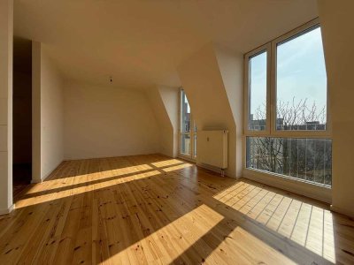 Bezugsfreie, vollständig sanierte 3-Zimmer-DG-Wohnung mit Balkon in Weißensee