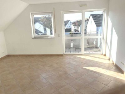 Neu_sehr schöne 3-Zimmer-Dachgeschoßwohnung in Mehrfamilienhaus in ruhiger Lage zu vermieten.