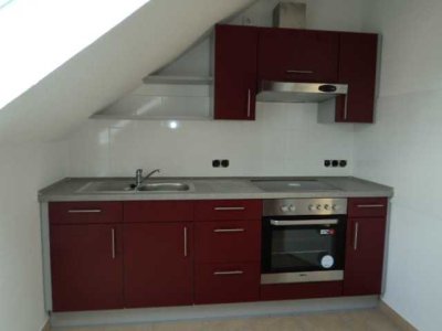 Sehr helle DG-Wohnung in Klein-Hehlen / Hüttenstr.