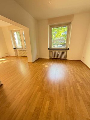 Altbaucharme auf der Schweizer Straße – 2-3 Zimmer-Erdgeschosswohnung am Fuße des Kaiserbergs