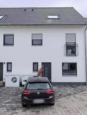 Attraktives und neuwertiges Reihenhaus in ruhiger Lage Grünstadts mit EBK