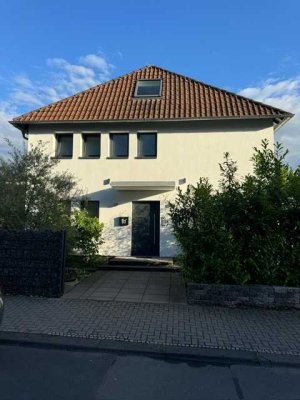 Wohnen mit Charakter: Großzügiges Einfamilienhaus in Wiesbaden-Biebrich
