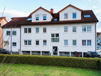Gemütliche 3-Zi.-DG-Wohnung mit Loggia, Einbauküche und Stellplatz in zentraler Lage von Griesheim