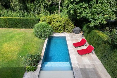 Sommer in Dahlem: 
Das perfekte Refugium mit Pool in direkter Parklage