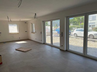 Fast fertig, sonnige Neubau 3-Zimmer-Erdgeschosswohnung mit Terrasse und Garten.