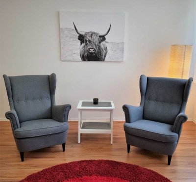***** Ortsmitte ggü. Feuerwehr: 2-ZIMMER-APPARTMENT mit Einbauküche (ansonsten unmöbliert) *****