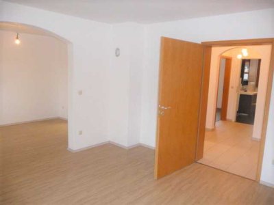 Schöne 2 Zimmer Wohnung mit Südbalkon, Kellerraum und Garage
