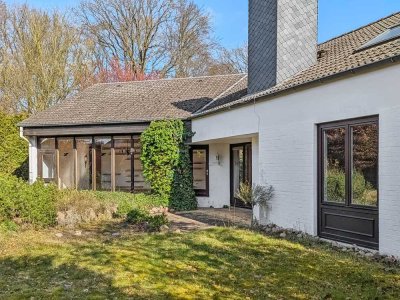 Exklusiv und im Dornröschenschlaf – XXL-Architektenhaus in ruhiger Lage von Mölln