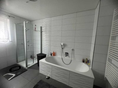 Stilvolle, neuwertige 4-Raum-Erdgeschosswohnung mit geh. Innenausstattung mit Balkon und EBK