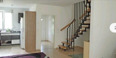 Ein neuwertiges, ca. 2014 gebautes helles, modernes Reihenhaus in Schönefeld  bei Berlin, sucht freu